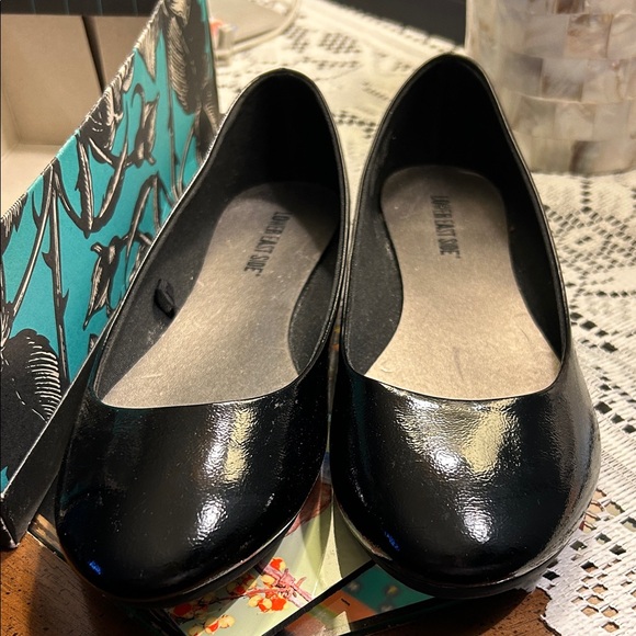 NWT- Lower East Side Patent Y2K Glossy Black Flats Size 10W - Picture 2 of 5